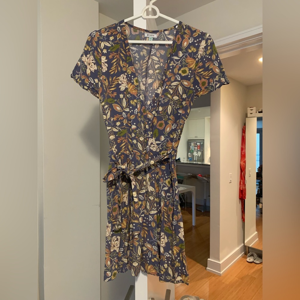 Short floral dress with pockets